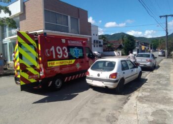 Motociclista fica ferida após colisão com carro em Schroeder
