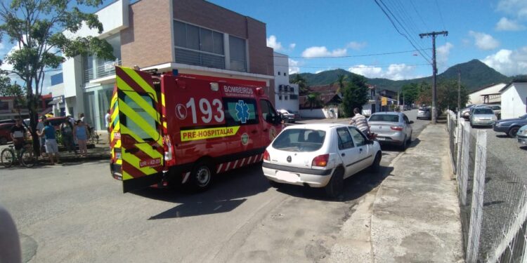 Motociclista fica ferida após colisão com carro em Schroeder