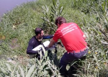 Carro cai em rio em Massaranduba