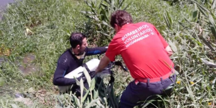 Carro cai em rio em Massaranduba