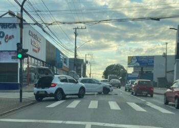 Acidente envolvendo dois veículos é registrado na Rua Bernardo Dornbusch, em Jaraguá do Sul