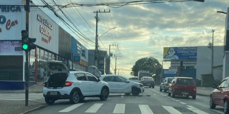 Acidente envolvendo dois veículos é registrado na Rua Bernardo Dornbusch, em Jaraguá do Sul