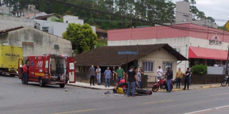 [Vídeo] Motociclista fica em estado grave após acidente em Jaraguá do Sul
