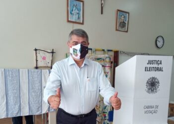 Antídio Lunelli vota no Colégio Marista São Luís, em Jaraguá do Sul