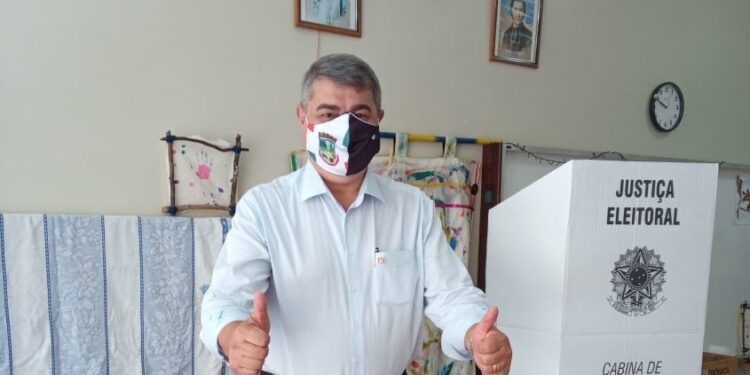 Antídio Lunelli vota no Colégio Marista São Luís, em Jaraguá do Sul