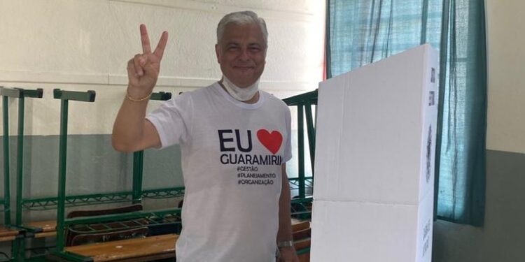 Fernando Nilson da Silva vota na Escola Lauro Zimmermann em Guaramirim