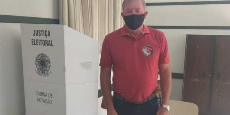 Felipe Voigt vota na Escola Municipal Professor Santos Tomaselli, em Schroeder