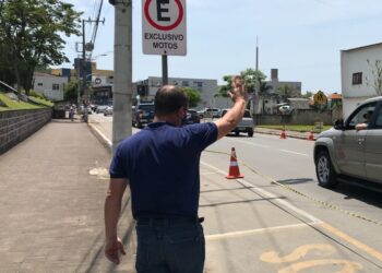 Luis Antônio Chiodini vota Escola Lauro Zimmermann, em Guaramirim