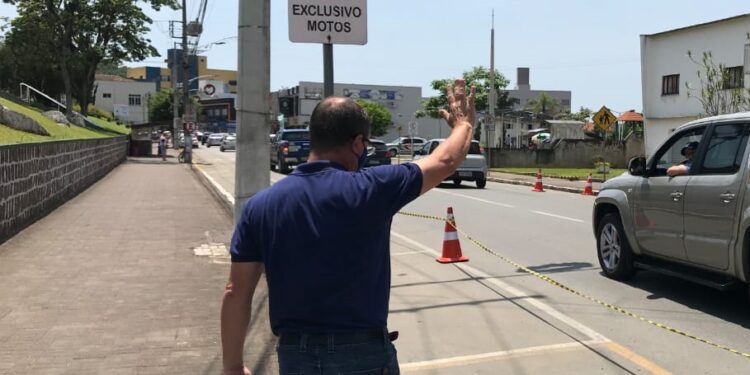 Luis Antônio Chiodini vota Escola Lauro Zimmermann, em Guaramirim