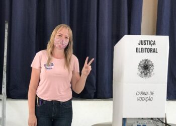 Candidata a prefeita de Corupá, Eliane Muller vota na Escola Básica São José