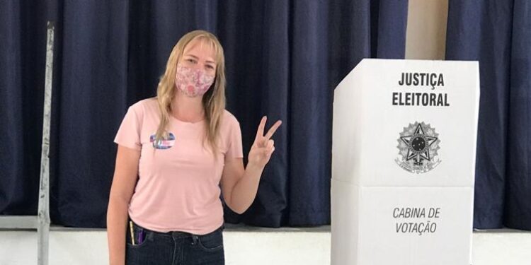 Candidata a prefeita de Corupá, Eliane Muller vota na Escola Básica São José