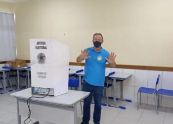 Candidato a prefeito de Schroeder, Jair Bridaroli vota na Escola Professor Emílio da Silva