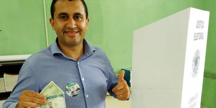 Candidato a prefeito de Guaramirim, Ramon Castro vota na Escola Almirante Tamandaré