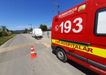 Acidente envolvendo van e moto deixa um ferido em Schroeder