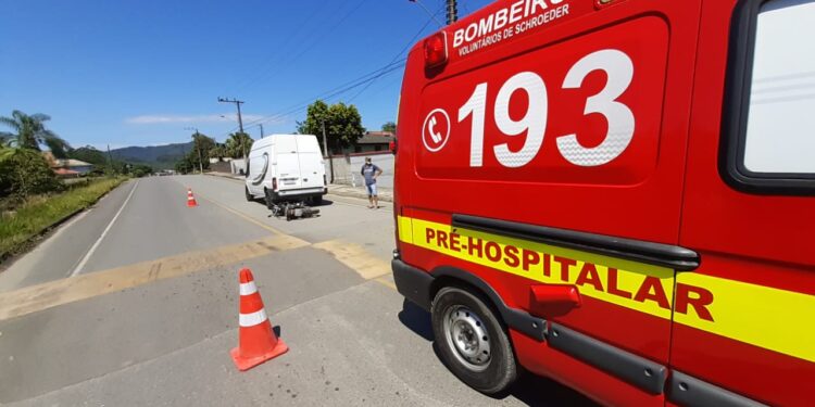 Acidente envolvendo van e moto deixa um ferido em Schroeder