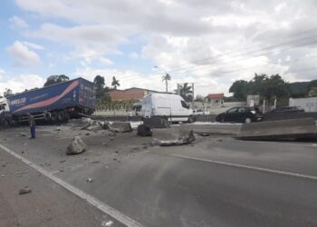 [Vídeo] Acidente grave provoca congestionamento na BR-101, em Piçarras