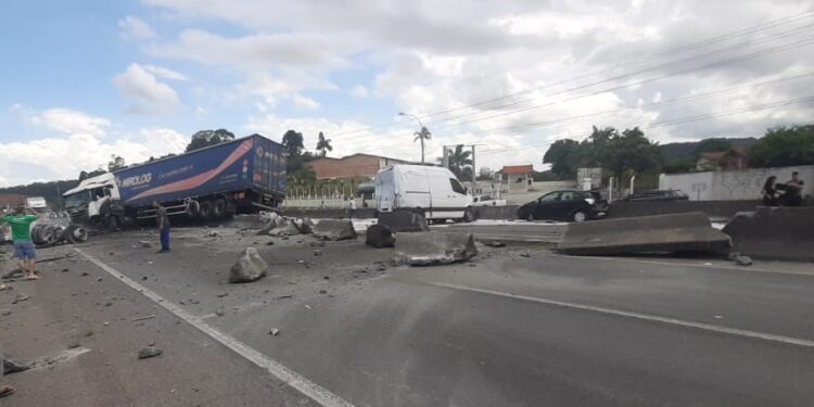[Vídeo] Acidente grave provoca congestionamento na BR-101, em Piçarras