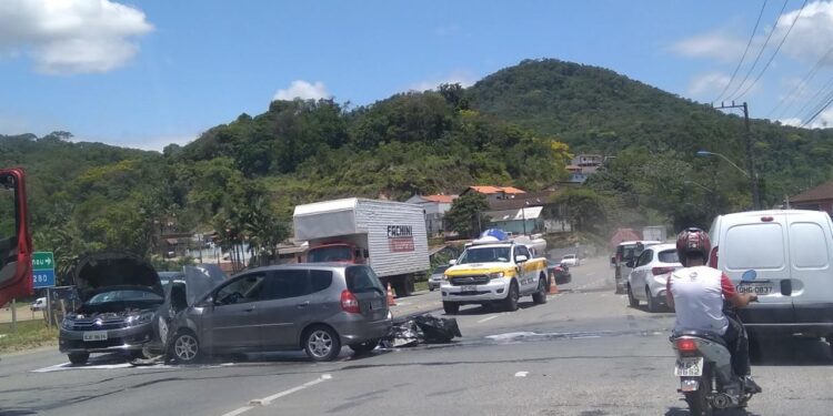 Dois idosos ficam feridos em acidente na SC-108, em Guaramirim
