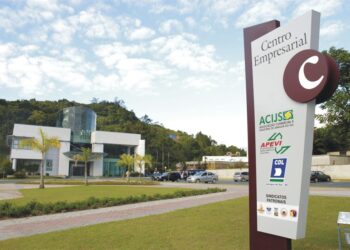 Candidatos ao cargo de prefeito falam de planos para a Prefeitura na Associação Empresarial de Jaraguá do Sul (ACIJS)