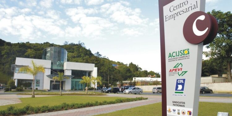 Candidatos ao cargo de prefeito falam de planos para a Prefeitura na Associação Empresarial de Jaraguá do Sul (ACIJS)