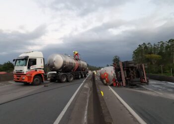 Caminhão tomba com 35 toneladas de produto tóxico na BR-101, em Barra Velha
