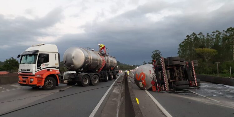 Caminhão tomba com 35 toneladas de produto tóxico na BR-101, em Barra Velha