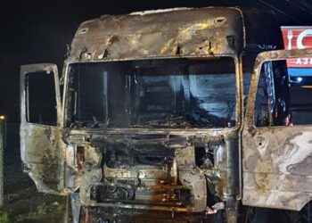 Caminhão pega fogo em Massaranduba na madrugada desta sexta-feira (27)