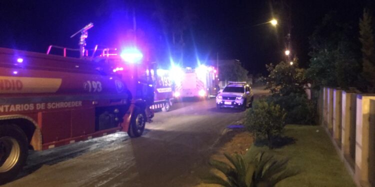 Incêndio atinge residência em Schroeder