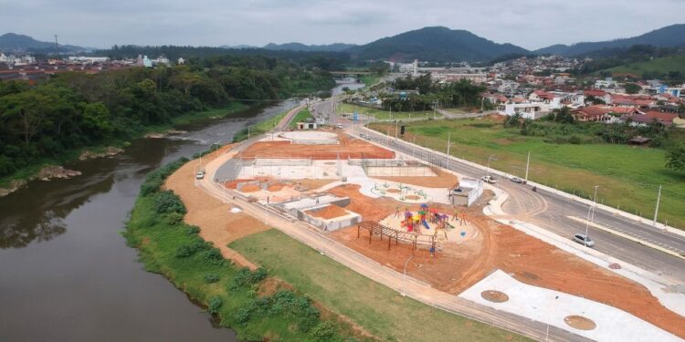 Trabalhos seguem para a conclusão dos parques da Inovação e da Via Verde, em Jaraguá do Sul