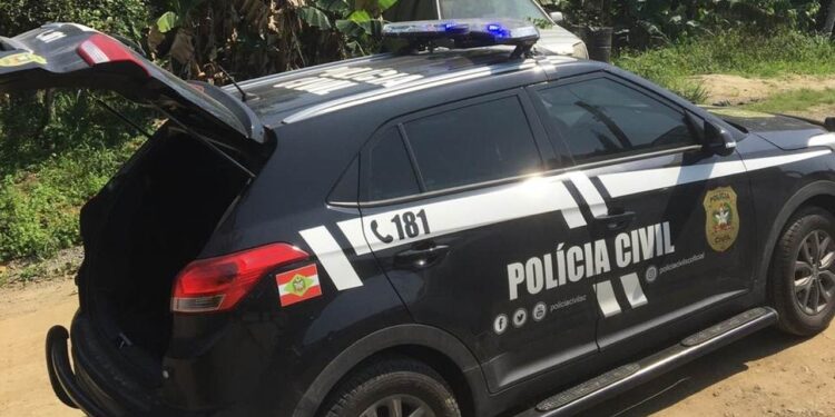 Homem é preso após exigir dinheiro de mulher para não divulgar fotos íntimas em Joinville