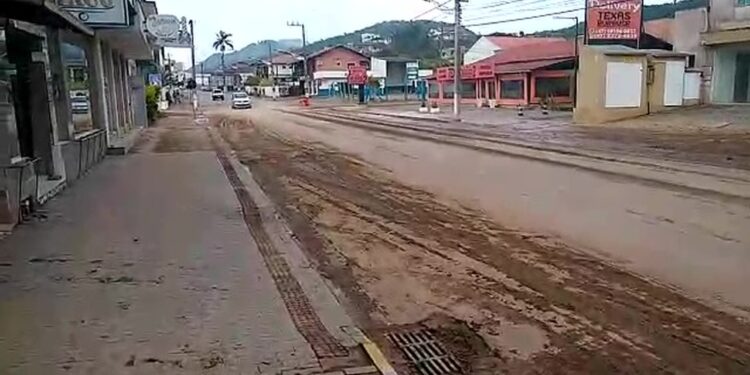 Guaramirim registra alagamentos na Rua 28 de Agosto, Centro