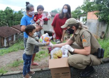 Em ação solidária, Polícia Militar realiza entrega de brinquedos e alimentos em Jaraguá do Sul