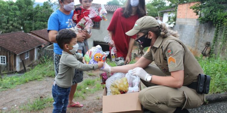 Em ação solidária, Polícia Militar realiza entrega de brinquedos e alimentos em Jaraguá do Sul