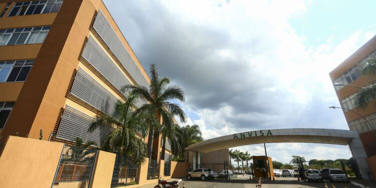 Anvisa muda regras para uso emergencial de vacina contra covid-19