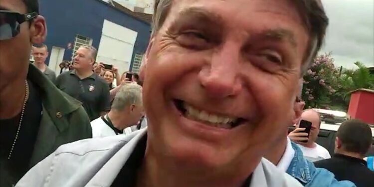 [Vídeo] Em Joinville, torcedor pede para Bolsonaro salvar o Vasco