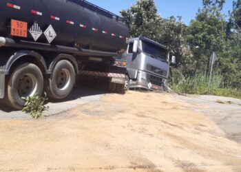 Carreta perde controle e cai em um barranco em Schroeder