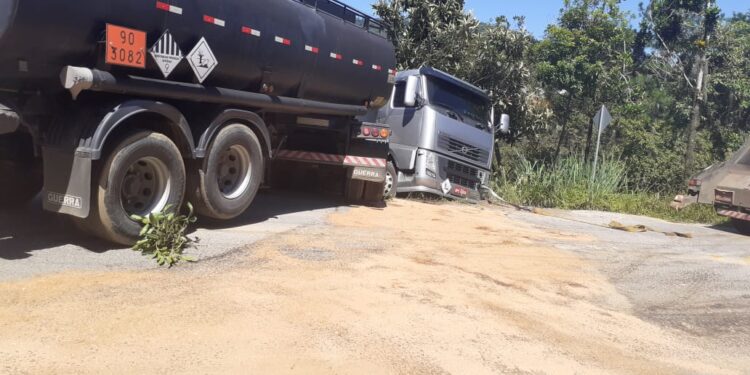 Carreta perde controle e cai em um barranco em Schroeder