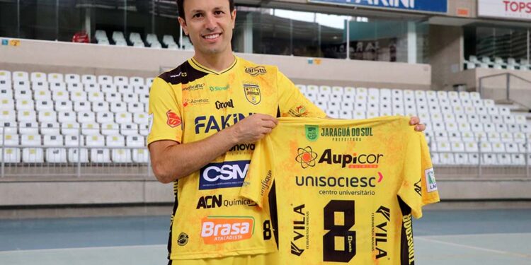 Jaraguá Futsal acerta volta de Leco após 10 anos