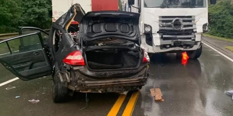 Caminhão de Schroeder colide em acidente fatal em Campo Alegre