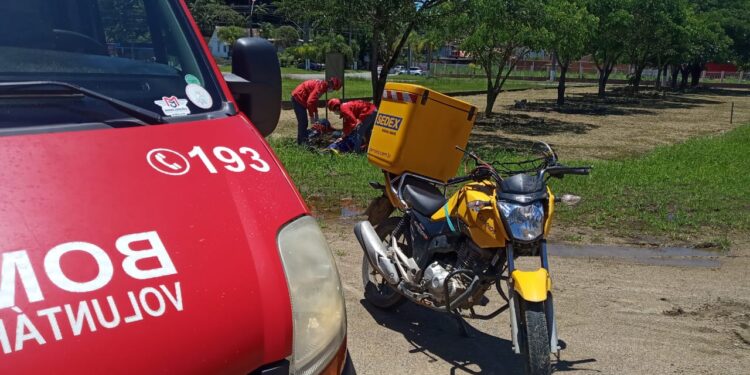 Homem se fere após queda de moto em Schroeder