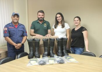 São João do Itaperiú entrega material contra incêndio aos Bombeiros Militares