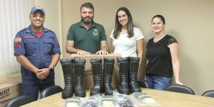 São João do Itaperiú entrega material contra incêndio aos Bombeiros Militares