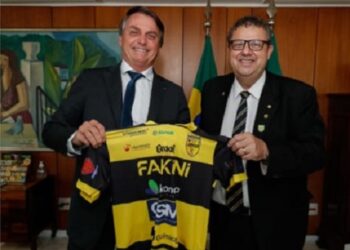 Presidente Jair Bolsonaro recebe camisas do Jaraguá Futsal