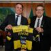 Presidente Jair Bolsonaro recebe camisas do Jaraguá Futsal