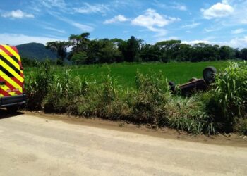 Mulher perde controle de carro e capota em Schroeder