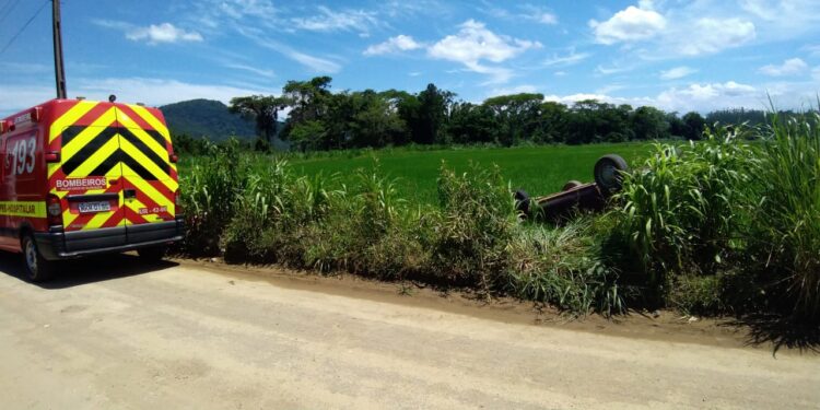 Mulher perde controle de carro e capota em Schroeder