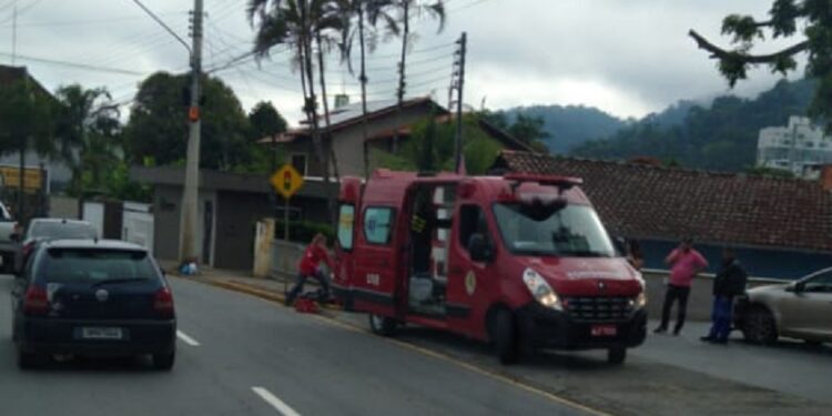 Motociclista fica ferido após acidente em Jaraguá do Sul