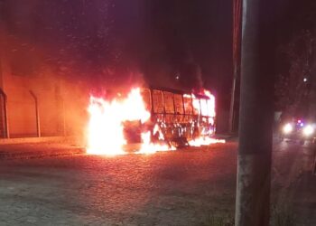 [Vídeo] Ônibus fica totalmente destruído após ser consumido pelas chamas em Jaraguá do Sul