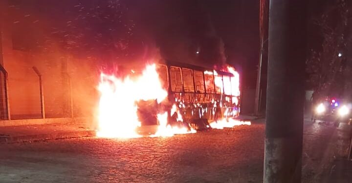 [Vídeo] Ônibus fica totalmente destruído após ser consumido pelas chamas em Jaraguá do Sul