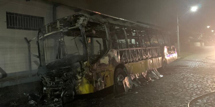 Após perícia, Polícia Civil trabalha com hipótese de vandalismo em ônibus da Canarinho incendiado